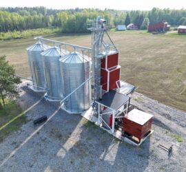 Ilmakuva viljankuivaamosta ja siiloista.