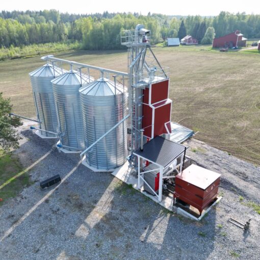 Ilmakuva viljankuivaamosta ja siiloista.